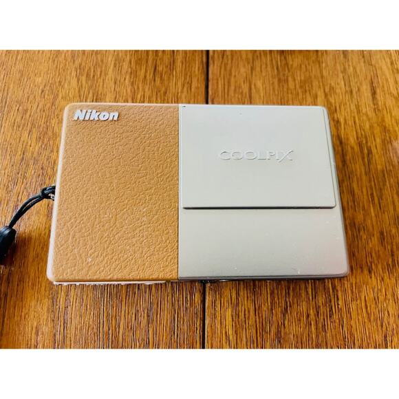 Vintage Nikon Coolpix S70 12.1 MP w card 3 Battery & Charger Excellent - Picture 4 of 8